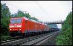 DB 185037 und DB 185070 sind hier am 11.5.2003 um 7.52 Uhr mit einem Güterzug bei Osnabrück Hellern auf der Rollbahn in Richtung Norden unterwegs.