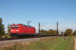 Mit einem schwach ausgelasteten KLV fuhr am Mittag des 13.10.2017 die 185 338-1 bei Hügelheim durchs Rheintal in Richtung Süden.