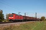 Mit einem gemischten Güterzug aus Mannheim Rbf fuhr am Mittag des 13.10.2017 die 185 104-7 bei Hügelheim durchs Rheintal in Richtung Süden.