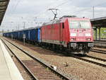 185 299-5 mit einem Güterzug durchfährt den Bahnhof Berlin Schönefeld Flughafen am 03.