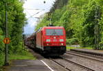 185 236-7 DB kommt mit einem Suzuki-Autozug aus Süden nach Aachen-West(D) und kommt aus Richtung Koblenz und fährt durch Rolandseck in Richtung Bonn,Köln,Aachen.