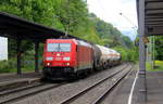 185 360-5 DB kommt mit einem Kesselzug aus Norden nach Süden und kommt aus Richtung Köln,Bonn und fährt durch Rolandseck in Richtung Koblenz.