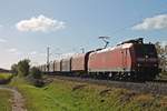 185 129-4 am Mittag des 30.10.2017, als sie bei Hügelheim mit ihrem gemischten Güterzug (Chiasso Smistamento - Mannheim Rbf) durchs Margräflerland in Richtung Norden fuhr.