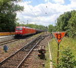 185 070-0 und 185 186-4 beide von DB kommen als Umleiter aus Richtung Aachen-West mit einem sehr langen Ölzug aus Antwerpen-Petrol(B) nach Basel(CH) und fahren durch Kohlscheid in Richtung