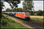 185084-1 kommt hier mit einem Kesselwagenzug aus Richtung Münster am 5.7.2019 um 12.00 Uhr am Ortsrand von Hasbergen an.