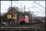 Railion 185164-1 passiert hier am 25.1.2005 mit einem Güterzug in Westerkappeln in Richtung Rheine fahrend das östliche Stellwerk des ehemaligen Bahnhof Velpe.