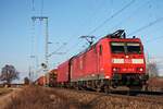 Am 14.03.2018 bespannte 185 133-6 einen gemischten Güterzug (Mannheim Rbf - Chiasso Smistamento), als sie nördlich von Müllheim (Baden) durchs Markgräflerland in Richtung Basel