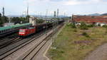 185 137-7 DB kommt mit einem Güterzug aus Hamburg-Mühlenwerder(D) nach Buchs-SG(CH) und fährt durch den Güterbahnhof von Freiburg-im Breisgau in Richtung Süden.
