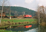 19.April 2006, auf der Frankenwaldbahn bei Johannisthal fährt ein Güterzug, bespannt mit einer Lok der BR 185, in Richtung Saalfeld.