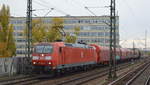 DB Cargo AG [D] mit  185 084-1  [NVR-Nummer: 91 80 6185 084-1 D-DB] und gemischten Güterzug Vorbeifahrt S-Bhf.Berlin Wedding Richtung Berlin Gesundbrunnen.