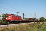 Mit einem gemischten Güterzug (Mannheim Rbf - Basel Bad Rbf) fuhr am Mittag des 12.09.2018 die 185 150-0 bei der Gemeinde Hügelheim über die KBS 703 durchs Markgräflerland in