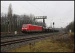 185077-5 fährt hier am 8.1.2020 um 11.39 Uhr bei trübem Regenwetter mit einem Güterzug durch Hasbergen in Richtung Osnabrück.