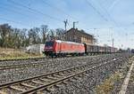 185 054-4 ist mit einen gemischten Güterzug am 18.03.2020 in Mainbernheim in Richtung Würzburg unterwegs.