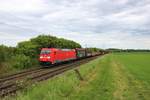DB Cargo 185 338-1 am 24.05.20 bei Nieder Mörlen mit einen gemischten Güterzug