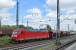 Die Elektrolokomotive 185 005-6 fuhr Mitte Mai 2020 mit einem gemischten Güterzug in Bochum-Langendreer.