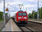 Kesselzug mit 185 070-0 DB durchfährt den Bahnhof Teutschenthal auf der Bahnstrecke Halle–Hann.