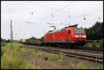 Mit einem roten Flickenteppich ist hier am 14.7.2020 die 185148-4 mit einem Containerzug auf der Rollbahn unterwegs.