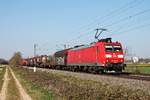 Mit dem gemischten Güterzug EZ 45023 (Mannheim Rbf - Chiasso Smistamento) fuhr am Nachmittag des 02.04.2020 die 185 085-8 südlich von Buggingen durchs Rheintal in Richtung Müllheim