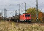 DB Cargo 185 261-5 mit Kesselwaggons am 04.11.2020 durch Anklam.