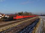Die 185 222 mit einem leeren Kohlezug am 30.12.2020 unterwegs bei Langenisarhofen.
