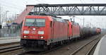 DB Cargo AG [D] mit einer Doppeltraktion  185 267-2  [NVR-Nummer: 91 80 6185 267-2 D-DB] +  185 396-9  [NVR-Nummer: 91 80 6185 396-9 D-DB] und einigen Drehgestell-Flachwagen mit Stahl-Produkten und