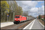 DB 185374-6 fährt hier mit einem Coilzug am 13.04.2021 um 11.11 Uhr in Richtung Münster durch den Haltepunkt Natrup Hagen.