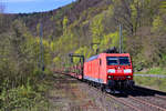 Am Nachmittag des 22.04.2021 ist 185 108 mit ihrem Audileerzug auf der Neckartalbahn bei Zwingenberg in Richtung Neckarsulm unterwegs.Fotografiert vom Bahnsteigende.