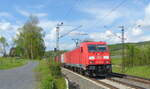 DB 185 368-9 mit Containerwagen Richtung Fulda, am 19.05.2021 in Oberhaun.
