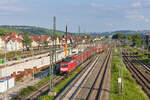 182 225 mit gemischtem Güterzug aus Schiebewand und Containerwagen am 02.07.2021 am Eszetsteg in Stuttgart.