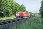 185 366-2 mit einen gemischten Güterzug in Vollmerz am 15.06.2021