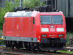 Die Elektrolokomotive 185 115-3 wartet Anfang August 2021 in Wanne-Eickel auf den nächsten Einsatz.