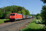 185 370 mit einem gemischten Güterzug bei Postbauer-Heng Richtung Nürnberg, 18.05.2020