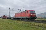 185 230-0 ist am 27.10.2021 mit einen gemischten Güterzug bei Himmelstadt unterwegs.