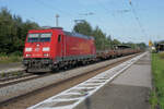 Die Lokomotive 185 256-5 der DBAG durchfährt mit einem mit Stahl-Halbzeugen beladenen Güterzug den Bahnhof Übersee auf ihrem Weg von Freilassing nach München.