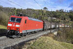 185 098-1 ist mit einem  RedBull-Zug  in Richtung Basel unterwegs, aufgenommen in Villnachern AG am 27.11.2021.