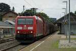 185 110-4 fuhr mit ihrem aus Hcceerrs 330 bestehenden Zug durch den Sachsenheimer Bahnhof.