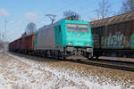 Die 185 576 von Alpha-Trains, im Dienst der Lokomotion, durchfährt mit einem langen Zug offener Güterwagen des Typs Eaos/Eanos den Streckenkilometer 61,6 - in wenigen Minuten wird sie Rosenheim erreichen. 12. Februar 2021