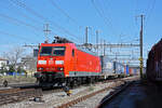DB Lok 185 100-5 durchfährt den Bahnhof Pratteln. Die Aufnahme stammt vom 30.03.2021.