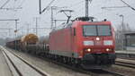 DB Cargo AG [D] mit  185 061-9  [NVR-Nummer: 91 80 6185 061-9 D-DB] und einem gemischten Güterzug und hinten dran  298 313-8  Richtung Rbf. Seddin am 11.01.22 Bf. Golm. 