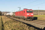 185 066-8 ist mit einem gemischten Güterzug bei Retzbach unterwegs,gesehen am 21.12.2021