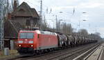 DB Cargo AG [D] mit  185 042-9  [NVR-Nummer: 91 80 6185 042-9 D-DB] und Kesselwagenzug (leer) Richtung Stendell am 15.02.22 Berlin Buch.