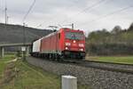 185 310-0 mit einem gemischten Güterzug bei Hermannspiegel am 09.02.2022.