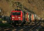185 315 mit gemischtem Güterzug auf der rechten Rheinseite bei Oberlahnstein am 23.02.2022