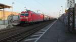 DB Cargo 185 135 am 9.3.2022 in Eimeldingen mit einem Bunten Güterzug 