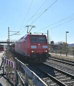 185 015-5 kommt durch Gundelsheim mit dem AUDIzug am Dienstg den 8.3.2022 gen Heidelberg gefahren.