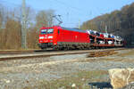 Eine der allerersten  Traxx AC1/2 , die 185 003 der DB Cargo, durchfährt den Bahnhof Solnhofen im Altmühltal mit einem Güterzug aus Richtung Ingolstadt.