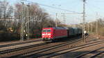 DB 185 132-8 rollt am 23.03.2022 mit ihrem Güterzug in Karlsruhe Gbf von Hagsfeld kommend ein.