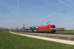 185 066 mit einem Autozug aus München kommend am 14. April 2022 bei Übersee am Chiemsee.