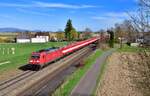 185 318 mit einem Güterzug am 12.04.2022 bei Stephansposching.