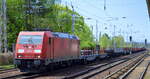 DB Cargo AG [D] mit  185 361-3  [NVR-Nummer: 91 80 6185 361-3 D-DB] und einem Ganzzug mit Stahlbrammen Richtung Frankfurt/Oder am 03.05.22 Berlin Hirschgarten.
